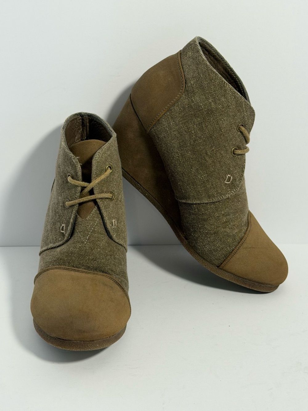 Pierre Dumas Tan Khaki Canvas Faux Suede Lace Up Chukka Wedge Booties Women's 7